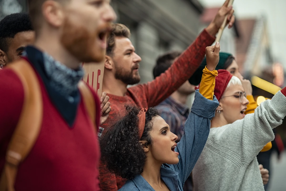La liberté de réunion face aux défis de l'espace public : un droit fondamental en péril ?