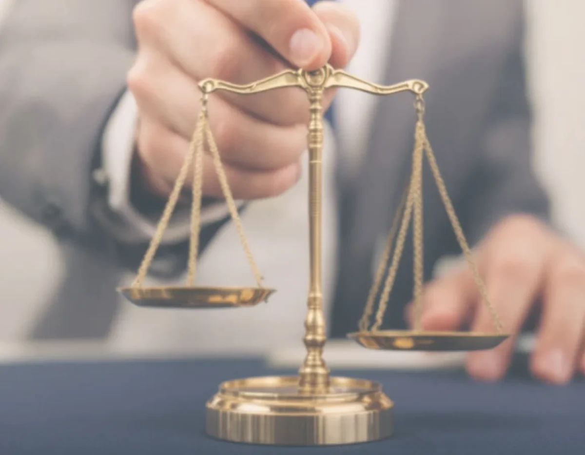 La curatelle renforcée prorogée face à l'opposition familiale : enjeux et implications juridiques